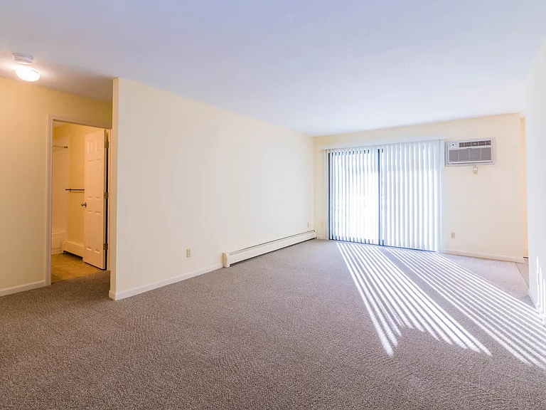 Silver Oaks Court Apartments — Photo 9