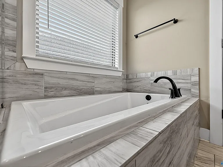 114 Hudson River Dr — Photo 29