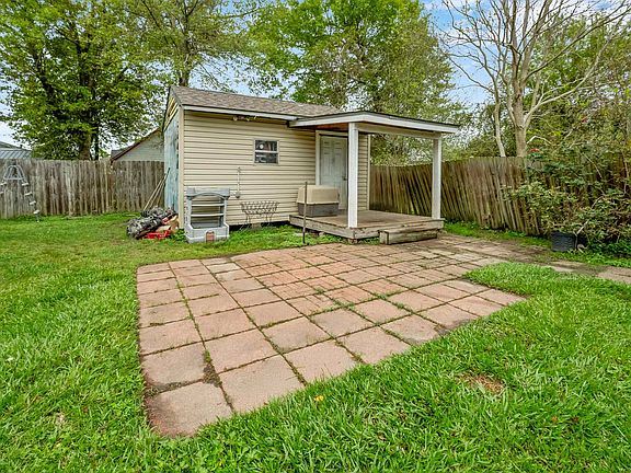3rd image of 2803 Hinton Dr