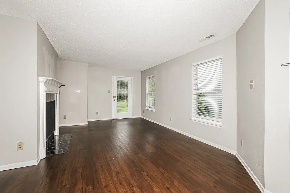 3 bed, 2.0 bath, 1142 sqft, $1,595 — Photo 4