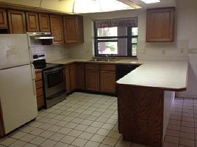4th image of 634 Memorial Dr