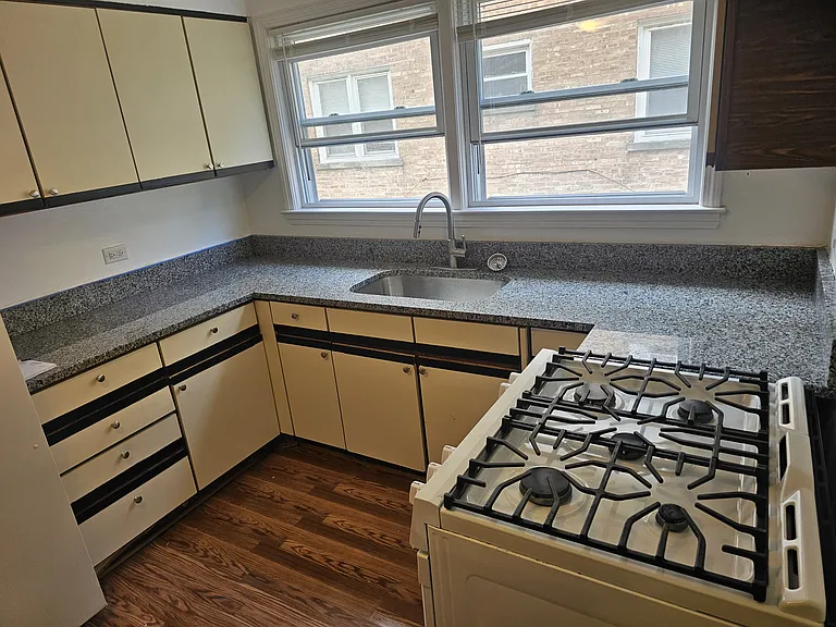 9013 La Crosse Ave #1B — Photo 5