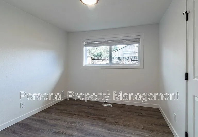 4325 E 17th St #1 — Photo 10
