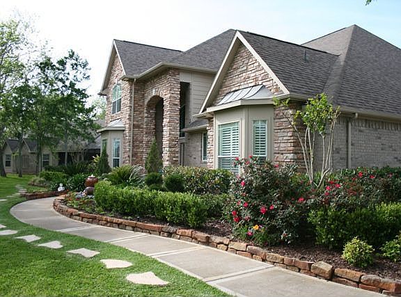 Great Landscaping w/Fountain