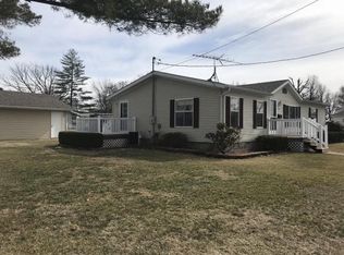 208 S Applegath St, Christopher, IL 62822