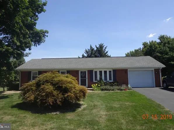 1367 Lake Shore Dr, Chambersburg, PA 17202