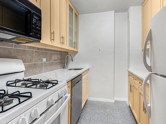 3rd image of 400 Central Park W APT 3E