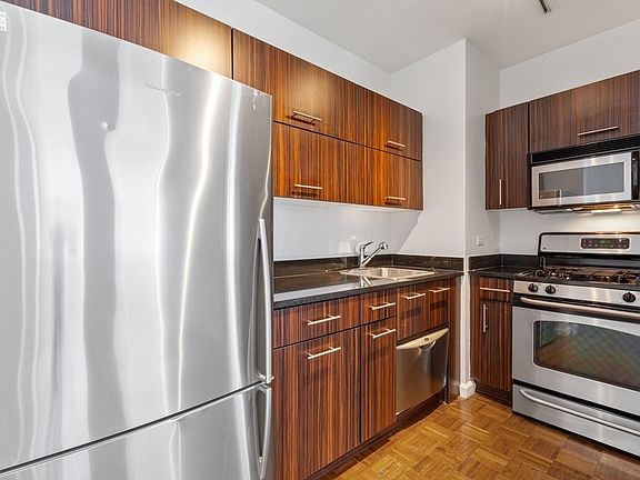 4th image of 67 Wall St APT 3l