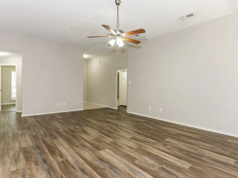 1512 Fern Dr — Photo 3