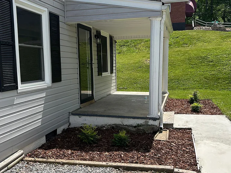 1569 Valley Dr — Photo 3