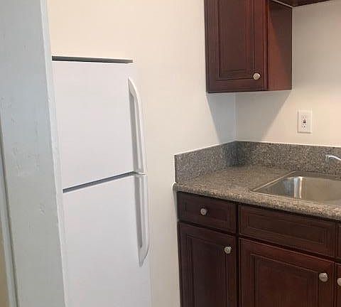 2nd image of 611 E 9th St #5