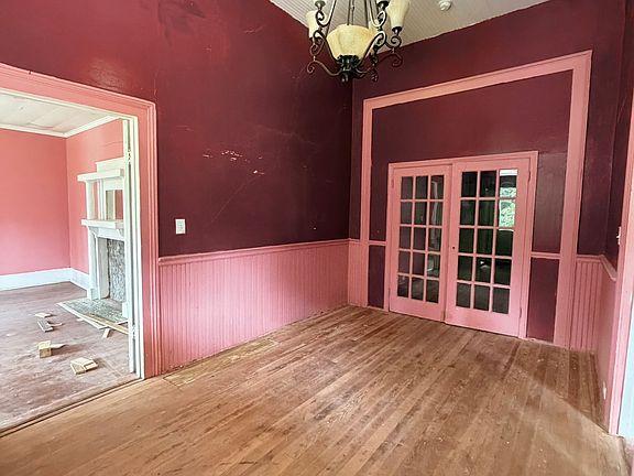 3rd image of 215 Frobel St
