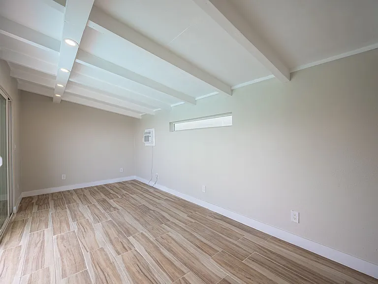 330 E Country Club Dr — Photo 24