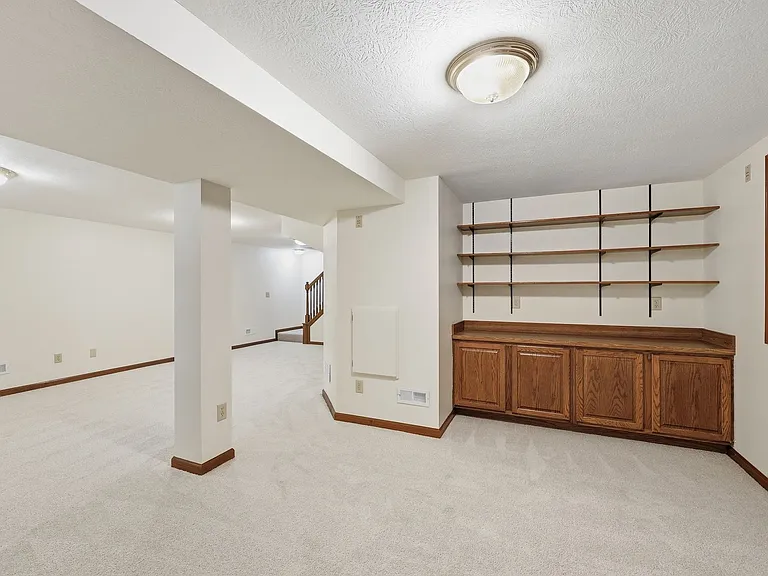 7666 Windwood Dr — Photo 33