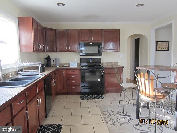 4th image of 146 Woodbury Ave