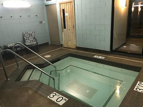 Hot tub and sauna 
