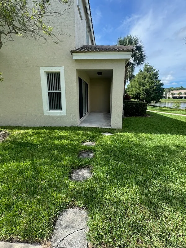 3 bed, 2.5 bath, 1427 sqft, $2,650 — Photo 2