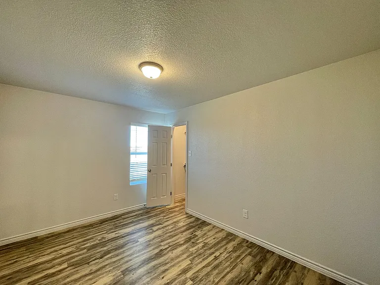 1801 Castroville Trl — Photo 15