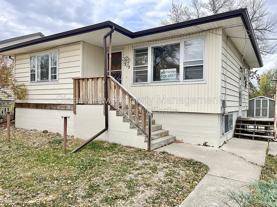 319 8a Ave S #UPPER