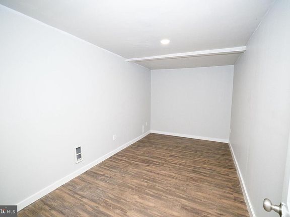 4th image of 566 W Philadelphia St