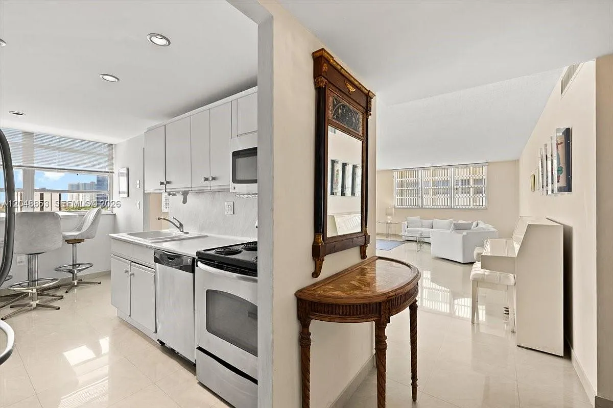 Plaza Towers North Condo — Photo 4