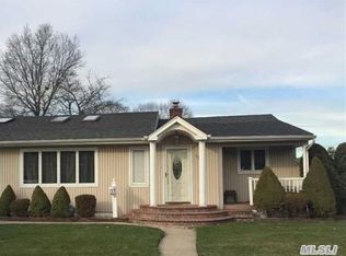 17 Honved St, Hicksville, NY 11801
