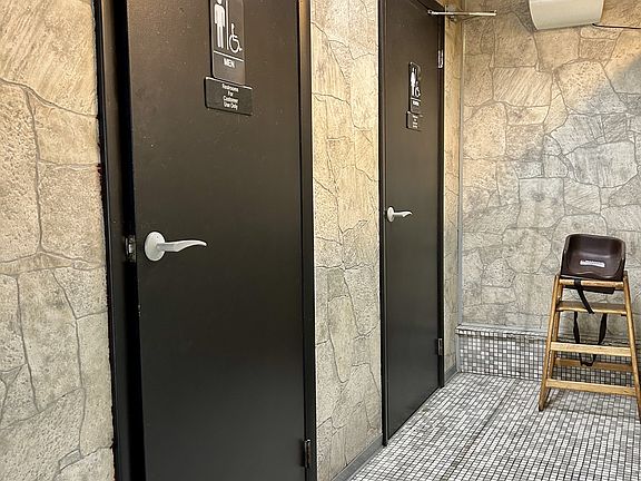 4th image of 701 N Queen St