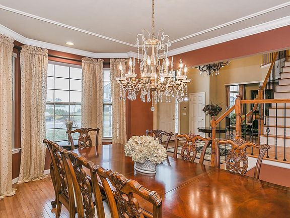 4th image of 7 Sherwood Dr