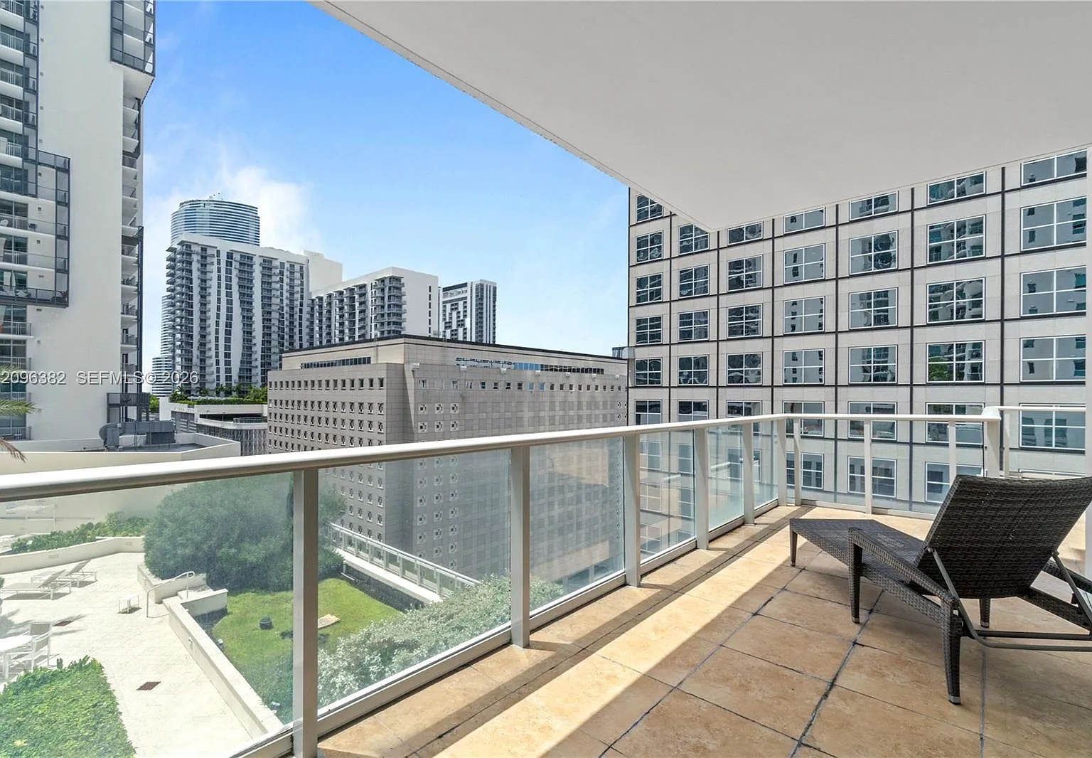 Met 1 Condo — Photo 2