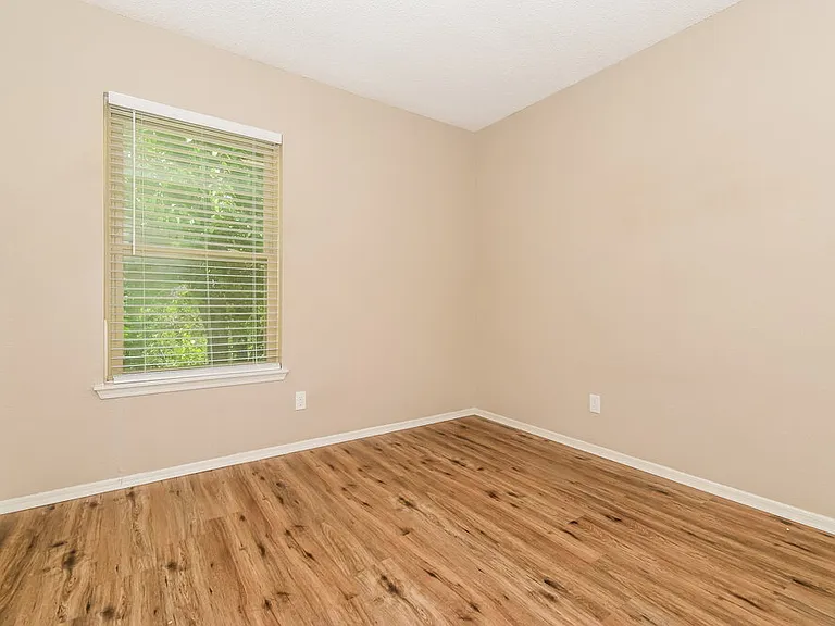 511 Rosewood Ln — Photo 14