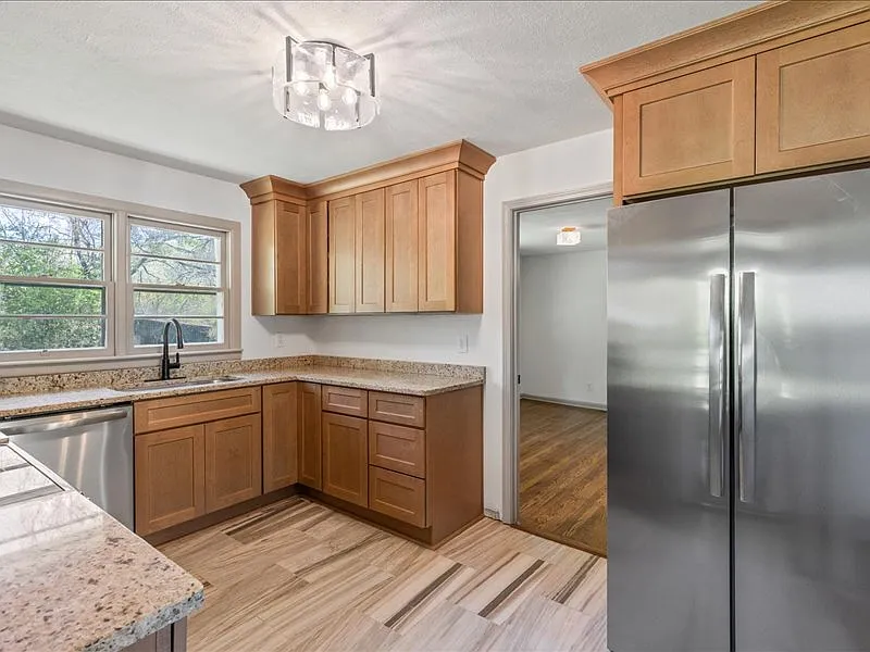 3 bed, 1.0 bath, 1188 sqft, $1,800 — Photo 4