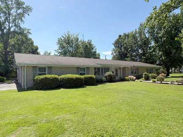 4 Kincaid Dr, Fairfield, IL 62837
