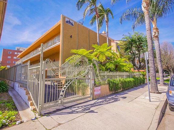 3rd image of 13952 Moorpark St #3702