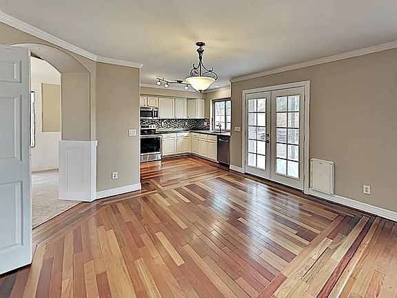 5th image of 15975 W Moreland St