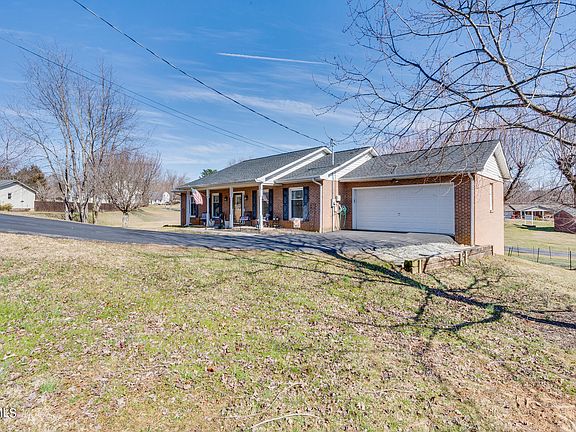 3rd image of 132 Fairlawn Dr