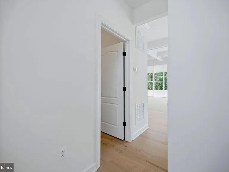 301 Kingdom Dr — Photo 53