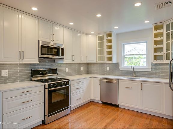 3rd image of 124 Murray Ave