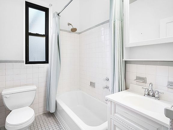 5th image of 215 W 105th St APT 5D