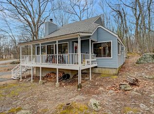 195 Falling Water Ct, Bushkill, PA 18324