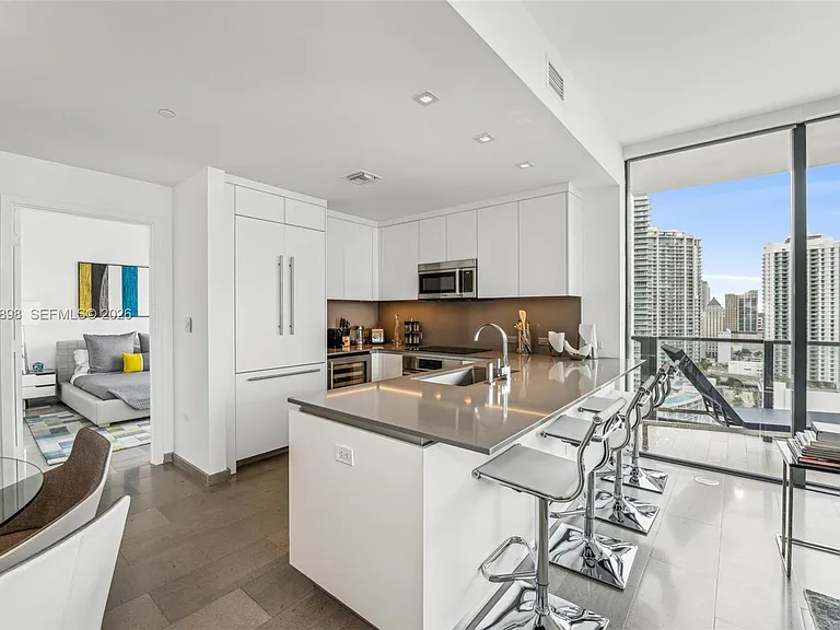 88 SW 7th St #2111 — Photo 4
