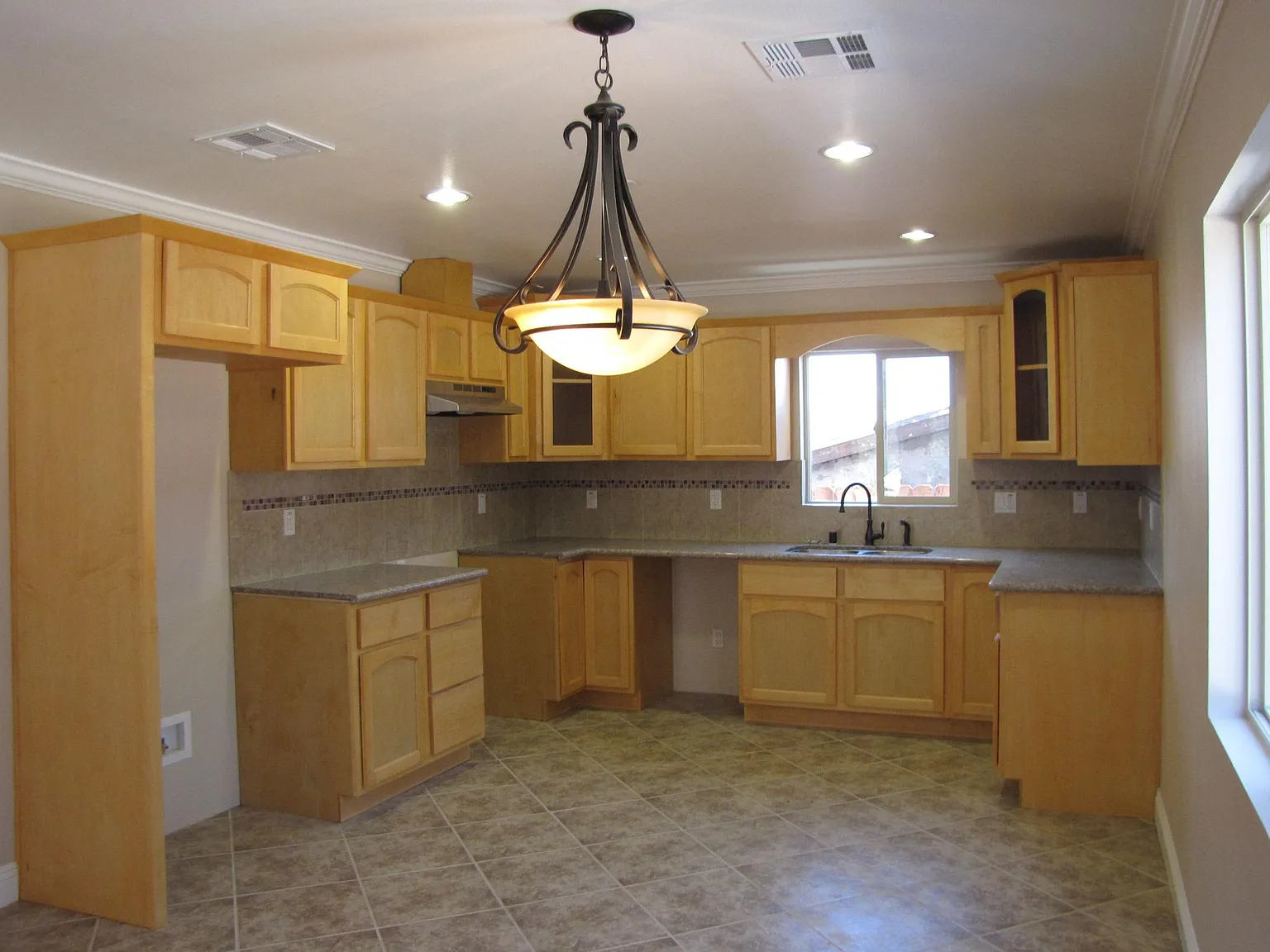 3 bed, 1145 sqft, $3,500 — Photo 2