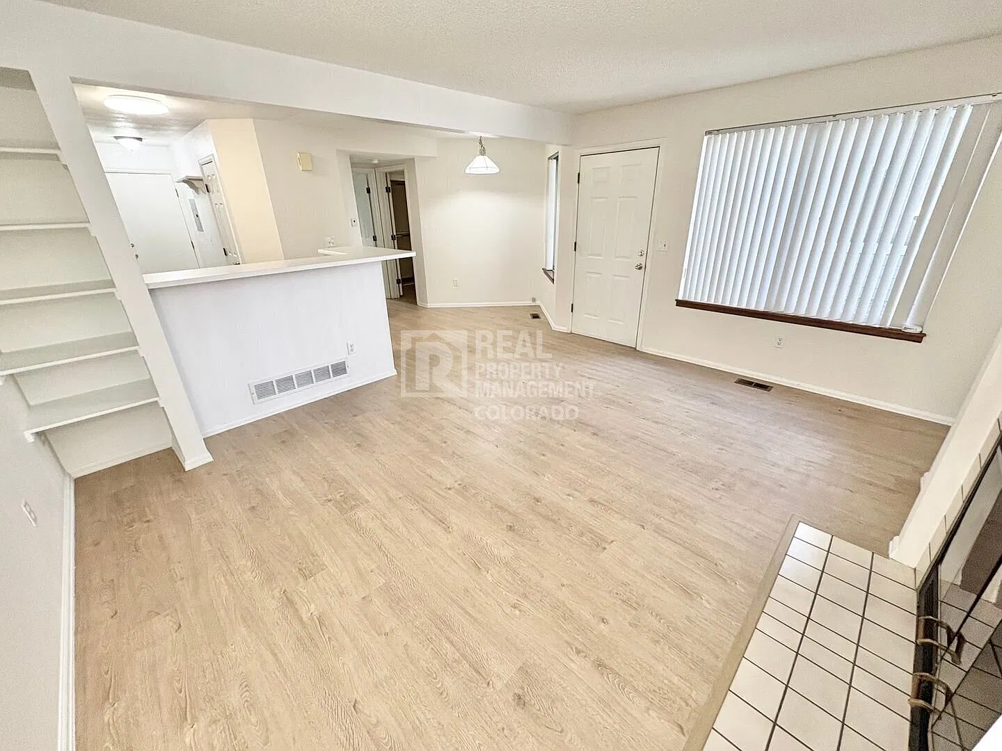 Comfortable 2-Bedroom Condo with Attached Garage in Aurora Hills — Photo 3