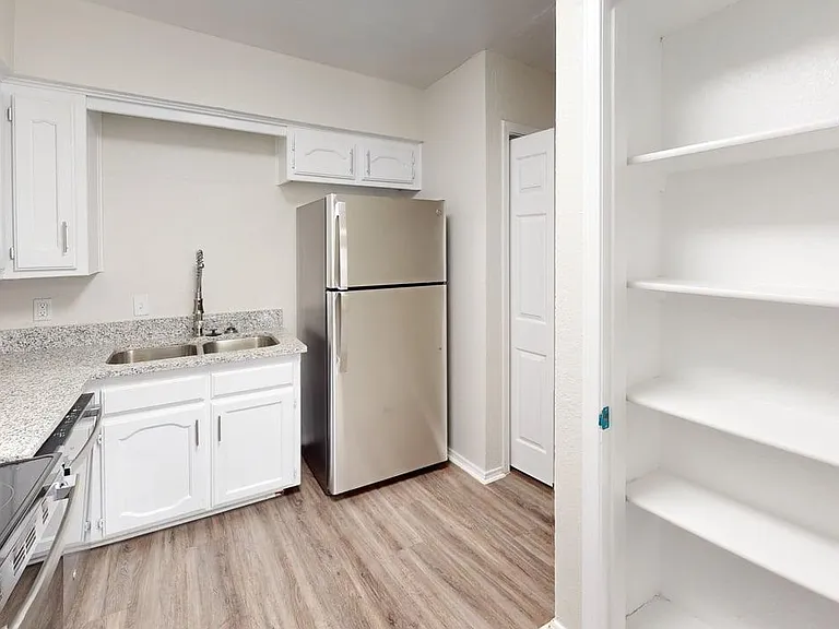 Davis Square Apartments — Photo 9