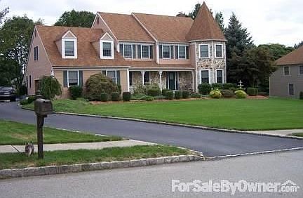 CENTER HALL COLONIAL/VICTORIAN ATMOSHERE