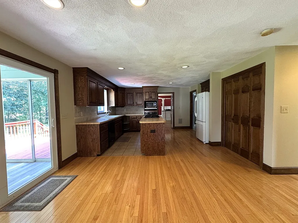 4 bed, 3.5 bath, 3659 sqft, $5,000 — Photo 2
