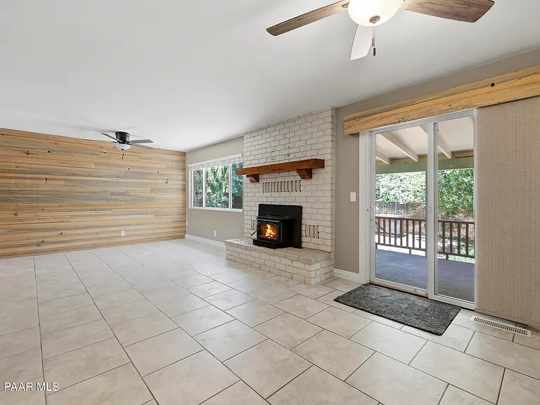 1978 Catalpa Cir — Photo 8