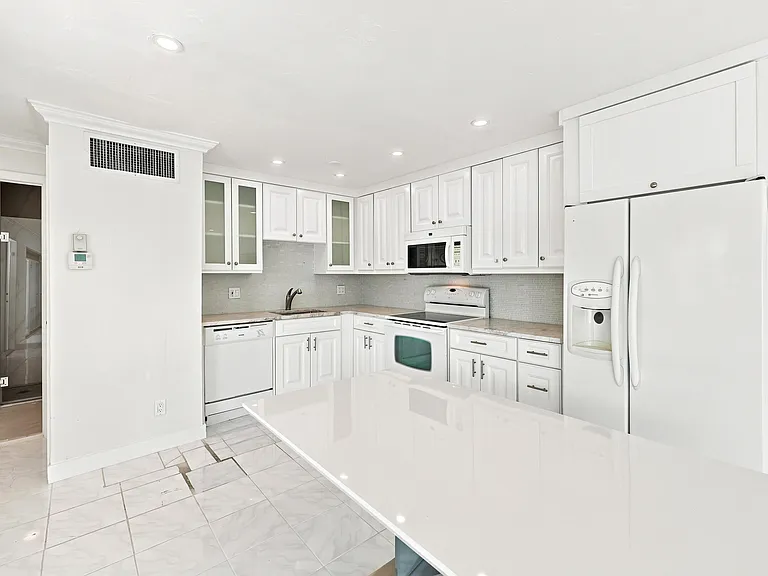 126 West Ct — Photo 1