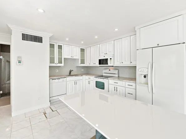 126 West Ct, Royal Palm Beach, FL 33411