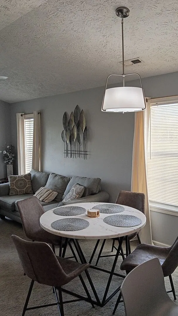River Oaks Condos — Photo 2