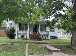 210 E Shawnee St, Paola, KS 66071
